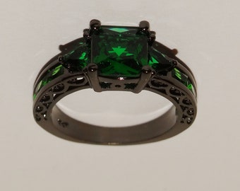 10k Stamped Black Oxidized Gold Size 7 W/Green Glass Stone Ring.