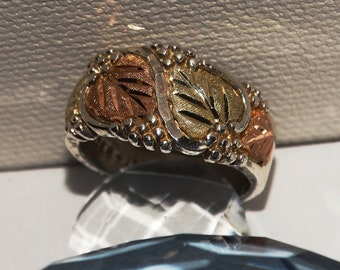 Anillo de hoja esterlina de oro amarillo y rosa de 12k.