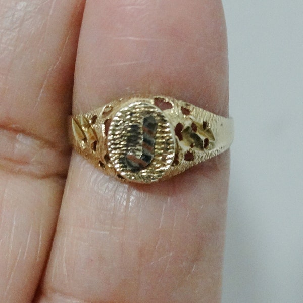 Anillo infantil con inicial YG J de 10 quilates.