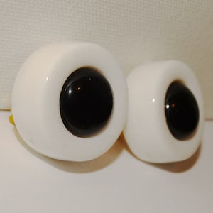Black/White Thick Wide 1&quot; in Diameter Plastic Earrings.