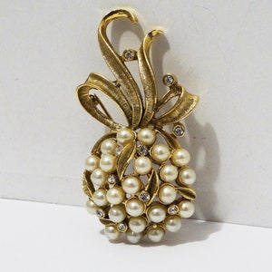 Gold Tone Faux Pearl Brooch.
