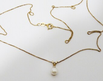 Collana di perle da 5 mm in oro giallo 14k.
