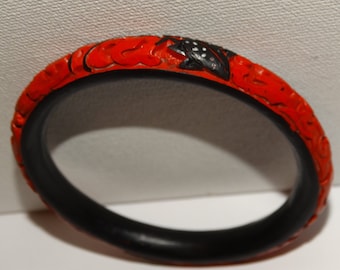 Pulsera de brazalete de cinabrio tallado a mano rojo / negro.