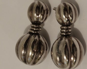 Kolczyki ze srebra wysokiej próby.