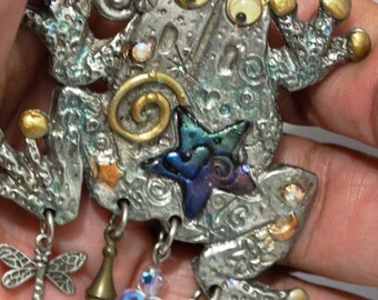 Broche de rana Nanette hecho a mano en plata.