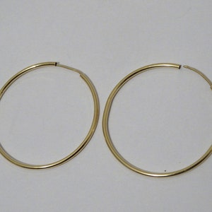 14k Gold LightWeight and Elegant Hoop Earrings.
