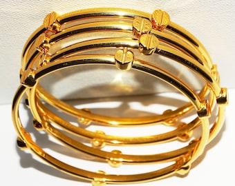 Gold Tone Brass ou Bronze Beautiful ensemble conçu de 4 bracelets Bangle.