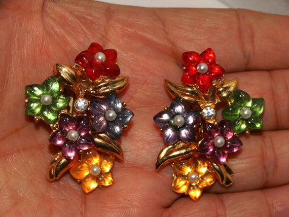 Gorgeous Gold Tone Flower Earrings. - image 3