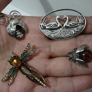 Broches in argento sterling con prezzo individuale.