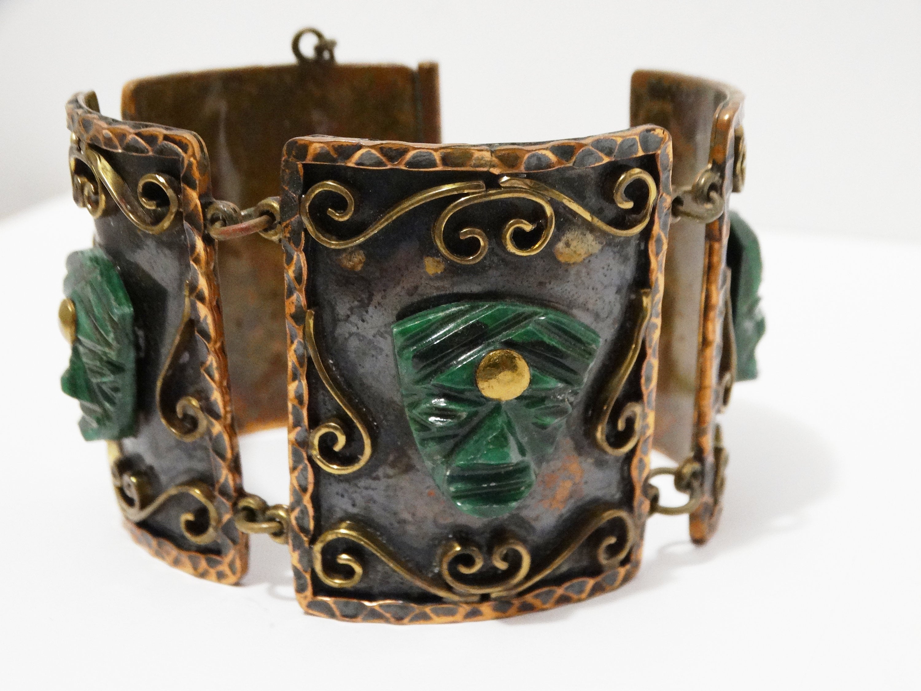 カサ マヤ ヒンジ ブレスレット メキシコ 銅 & 真鍮 グリーンジェイド付き Mexican Made Copper & Carved Jade Maya Bracelet. - Etsy