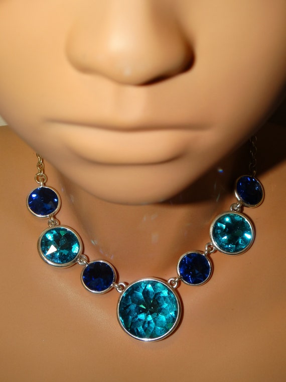 Silver Tone Necklace With Faceted Blue Glass.