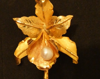 18k YG weighs 6.9 g. features a single cultured pearl Orchid Brooch