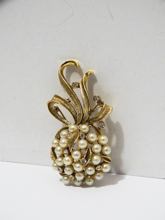 Gold Tone Faux Pearl Brooch.