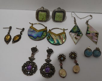 Örhängen i sterlingsilver, mässing, silvertoning och äkta stenar, prissätts individuellt.
