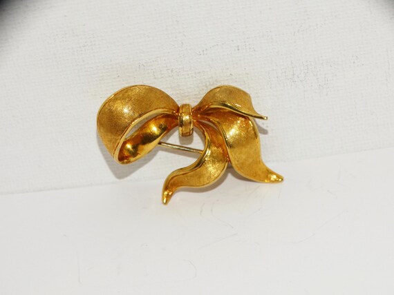 18k Solid Gold Bow Brooch. - image 2