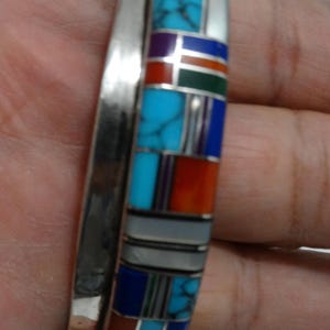 RARE Bracelet manchette en pierre véritable incrustée signé Navajo DD Sterling.