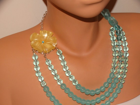 Blue Plastic/Lucite Triple Strand Beaded necklace. - image 7