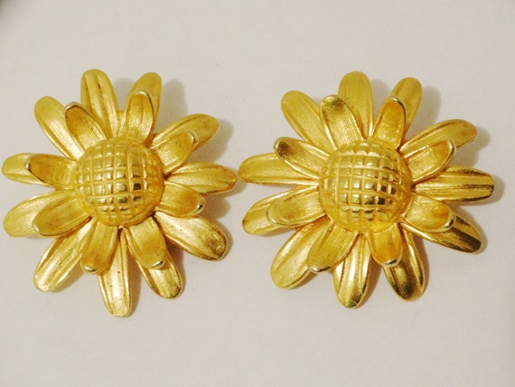 Vintage Gold Tone Custom Large Flower Earrings. - image 4