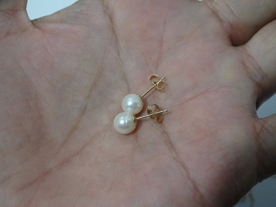 14k Gold Pearl Stud Earrings.