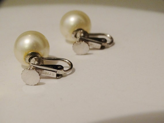 MARVELLA Signed 0.50"  Faux Pearl Screw Back Earr… - image 2