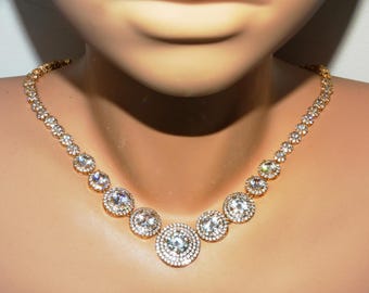 El cristal brillante de tono dorado se convertirá en un collar tipo gargantilla en forma de V.