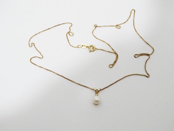 14k Yellow Gold 5mm Pearl Necklace.