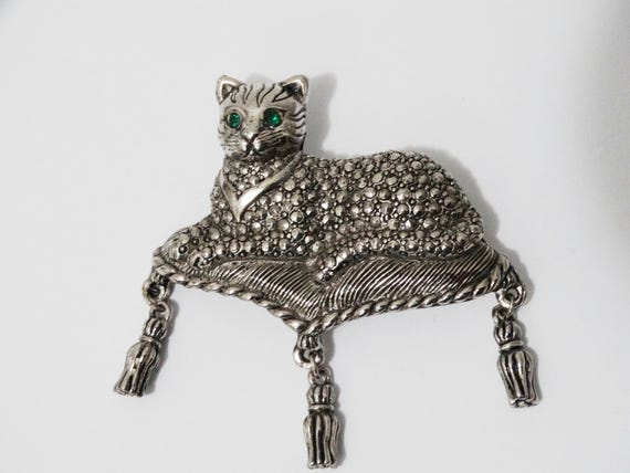 Avon Silver Tone Green Eye Royal Cat Brooch