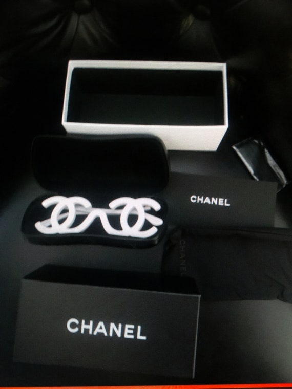 Authentic CHANEL White Runway SAMPLE Sunglasses 1… - image 4