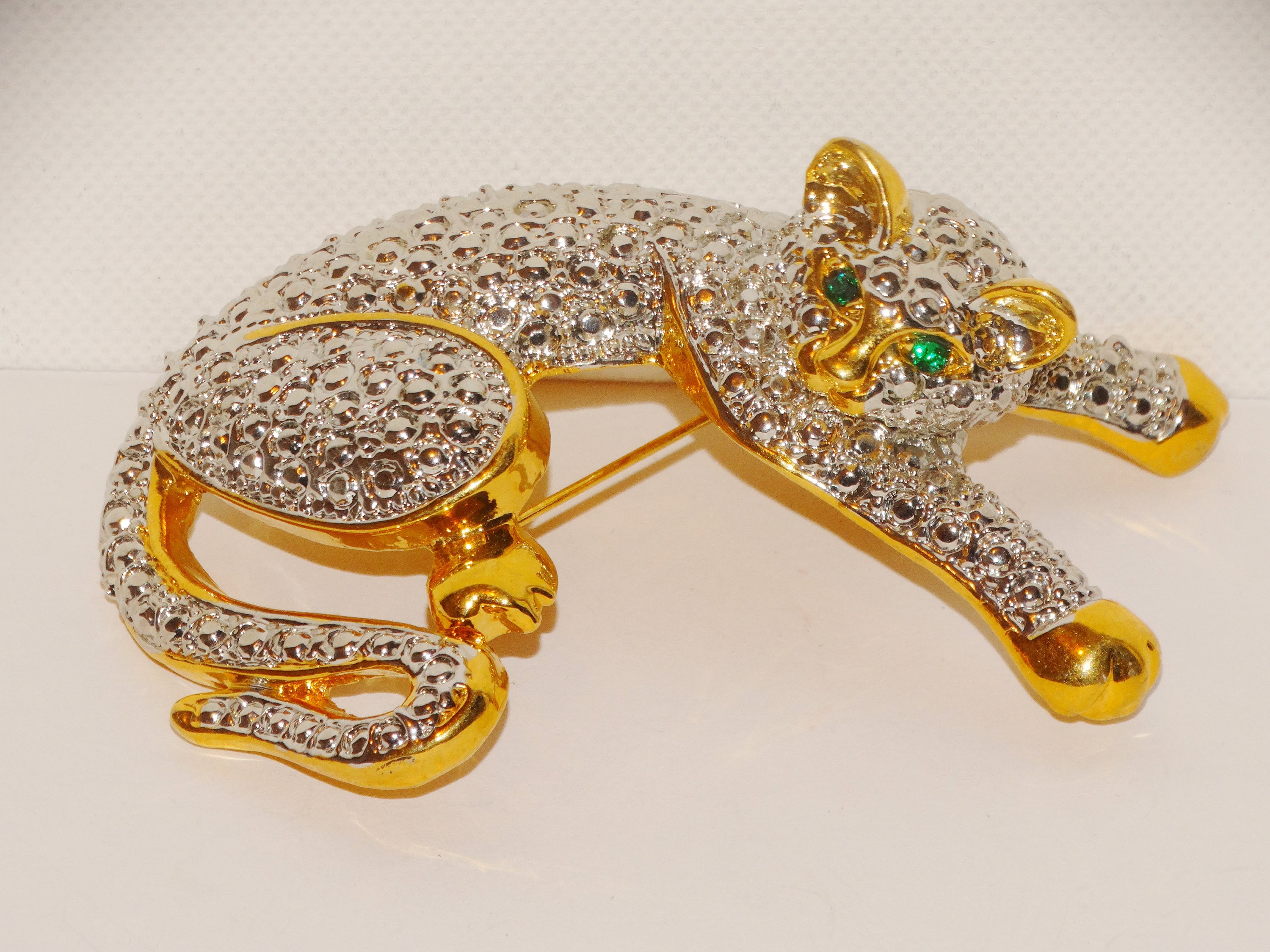 ZAT BROOCH WHITE CATEYE