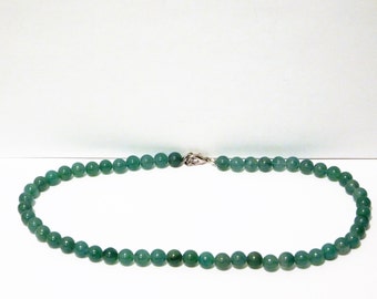Vintage Green Bead 18&quot; Necklace.