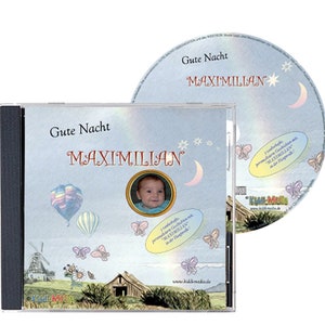 Może przedstawiać: Niebiesko-biała kaseta CD z obrazkiem dziecka na przodzie. Na kasecie widnieje napis "Gute Nacht MAXIMILIAN". Płyta CD znajduje się w przezroczystej plastikowej kasecie z niebiesko-białym wzorem.