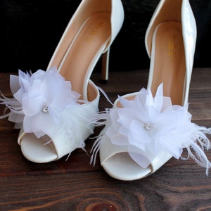 Hochzeit Schuhclips Elfenbein weiß schwarz, Paar Blumen Schuhclips mit Federn, Braut Organza Blumen Schuhabsatz, Schmuck für Schuhe