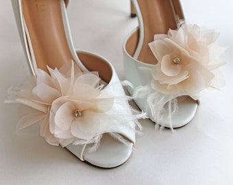 Pinces à chaussures de mariage champagne, paire de pinces à chaussures fleur ivoire mariée, épingles à chaussures fleur en organza de soie, pinces à chaussures plumes