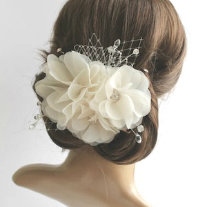 Braut Blumen Fascinator, Ivory Hochzeit Haarschmuck, Back Headpiece mit Seidenblumen Braut