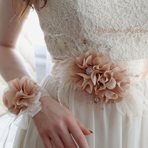 Bridal flower sash with feathers, Tan Wedding dress belt with silk flowers, Bridal sash with jrganza flowers, Flower girl sash pin