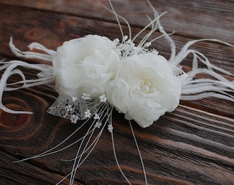 Wedding flower hairpiece with feathers, Bridal fascinator hair, Birdcage veil with flower headpiece, Cottage Wedding hair comb.