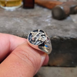 Bague reine des abeilles en argent, chevalière en argent, chevalière reine des abeilles, bague en argent, bague abeille pour femme, bague abeille pour homme, bague reine des abeilles