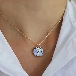 Kintsugi necklace with gold in blue and white porcelain