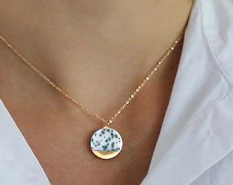 Collier botanique, pendentif en céramique, bijoux en porcelaine, collier à breloques en or 14 carats, collier délicat, cadeau de Noël, cadeau d'anniversaire