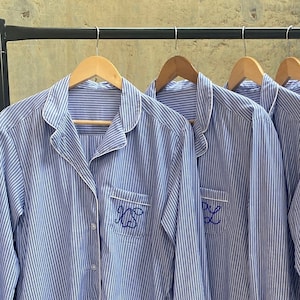 Brautjungfer Schlafanzug. Baumwolle Blaue Streifen Shirts. Seersuckers Hemden. Sehr Sehr Leichtes Baumwollhemdchen mit Vordertasche und Seitentaschen.