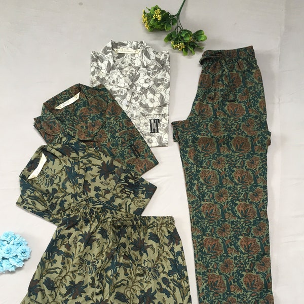 Blumen-Set mit passendem Baumwoll-Pyjama, Hemd, kurzer, langer Hose für den Urlaub oder für ein Fotoshooting. Pyjamas für den täglichen Gebrauch. Indigo-Druck.