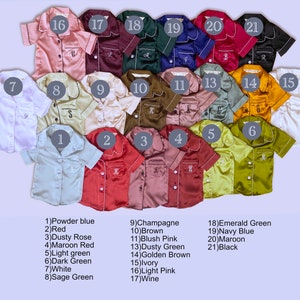 Puede incluir: Veinti&uacute;n pijamas de sat&eacute;n para beb&eacute;s en varios colores, incluyendo azul polvo, rojo, rosa polvoriento, rojo granate, verde claro, verde oscuro, blanco, verde salvia, champ&aacute;n, marr&oacute;n, rosa rubor, verde polvoriento, marr&oacute;n dorado, marfil, rosa claro, vino, verde esmeralda, azul marino, granate y negro. Cada pijama tiene un n&uacute;mero del 1 al 21 impreso en &eacute;l.