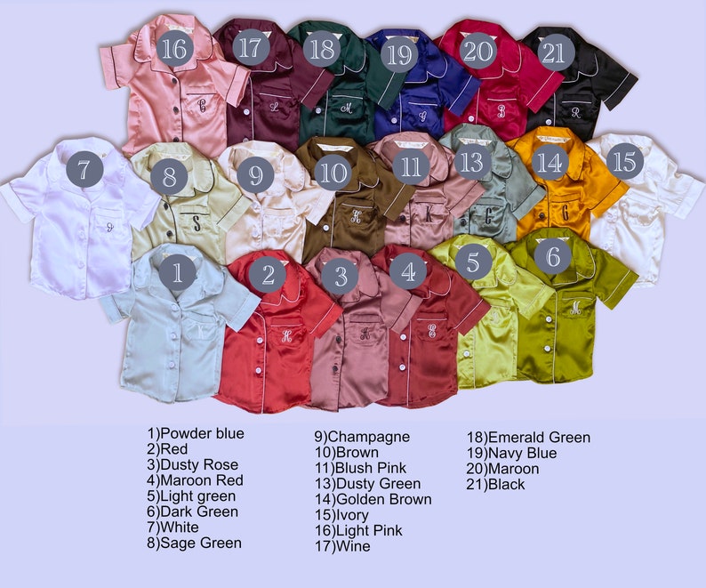 Puede incluir: Veinti&uacute;n pijamas de sat&eacute;n para beb&eacute;s en varios colores, incluyendo azul polvo, rojo, rosa polvoriento, rojo granate, verde claro, verde oscuro, blanco, verde salvia, champ&aacute;n, marr&oacute;n, rosa rubor, verde polvoriento, marr&oacute;n dorado, marfil, rosa claro, vino, verde esmeralda, azul marino, granate y negro. Cada pijama tiene un n&uacute;mero del 1 al 21 impreso en &eacute;l.