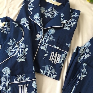 Pigiama in cotone con stampa floreale, camicia e pantaloni corti, perfetto per le vacanze o per prepararsi per un servizio fotografico. Pigiama estivo leggero e morbido.