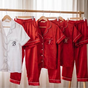 Ensemble chemise de pyjama de Noël assortie pour une fête de famille ou un séjour de vacances . Pyjama de famille assorti disponible.