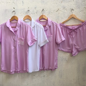 Set pigiama da donna corto e lungo, con pantaloni, nuovo colore lilla lavanda e tasche monogrammate. Set da sposa bianco. Abbina top e pantaloni.