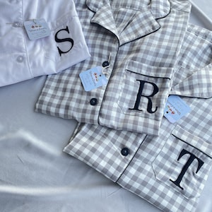Graues kariertes Brautjungferhemd, grau kariertes Freundhemd, personalisierte Pyjamas, Sommerpartyhemd, Pyjama in individueller Größe, Feiertagspyjama