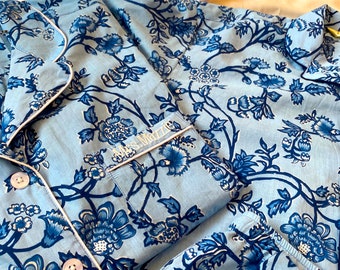 Floral Passende Baumwolle Pyjamas Shirt kurze Hose-Set für den Urlaub oder immer bereit Fotoshooting. Pyjama für den täglichen Gebrauch. Indigo Druck.
