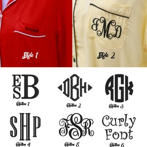 Puede incluir: Dos im&aacute;genes muestran diferentes estilos de bordado de bolsillo. La primera imagen muestra una camisa roja con un bolsillo blanco y el texto "Jessica" bordado en blanco. La segunda imagen muestra una camisa amarilla con un bolsillo negro y el texto "EMC" bordado en negro. La segunda imagen tambi&eacute;n muestra seis opciones de fuente diferentes para el bordado.