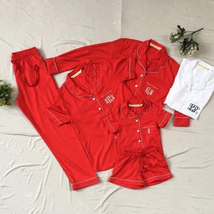 Pijamas de casal como presente para ele e para ela, com bordados/monogramas.